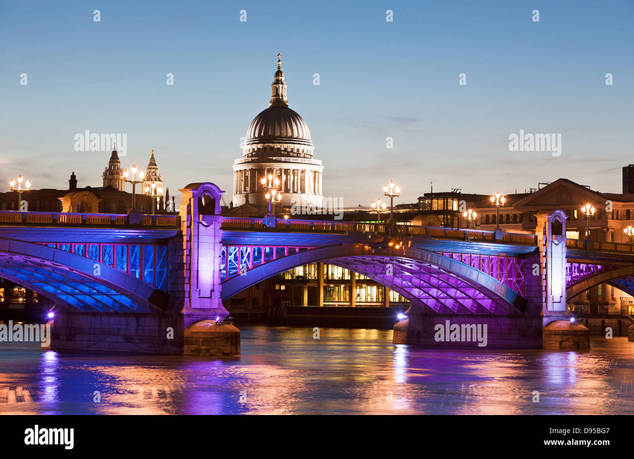 Southwark Bridge und St. Pauls bei Dämmerung London UK Stockfoto