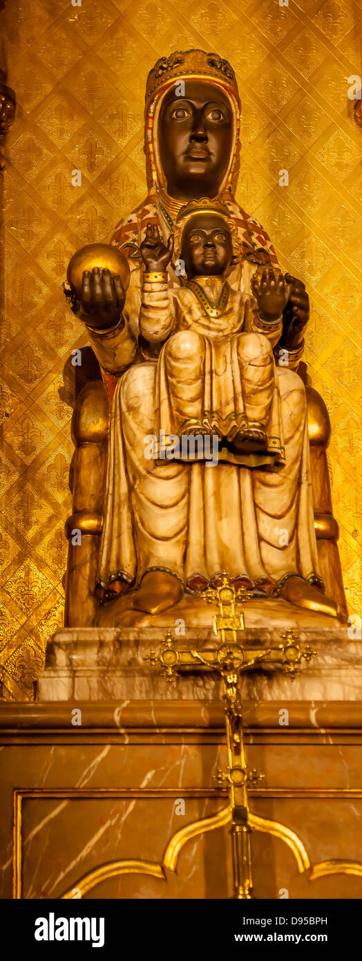 Schwarze Madonna und Kind Jesus Skulptur gotische katholische Barcelona Kathedrale Basilica Katalonien Spanien. Erbaut im Jahre 1298. Stockfoto