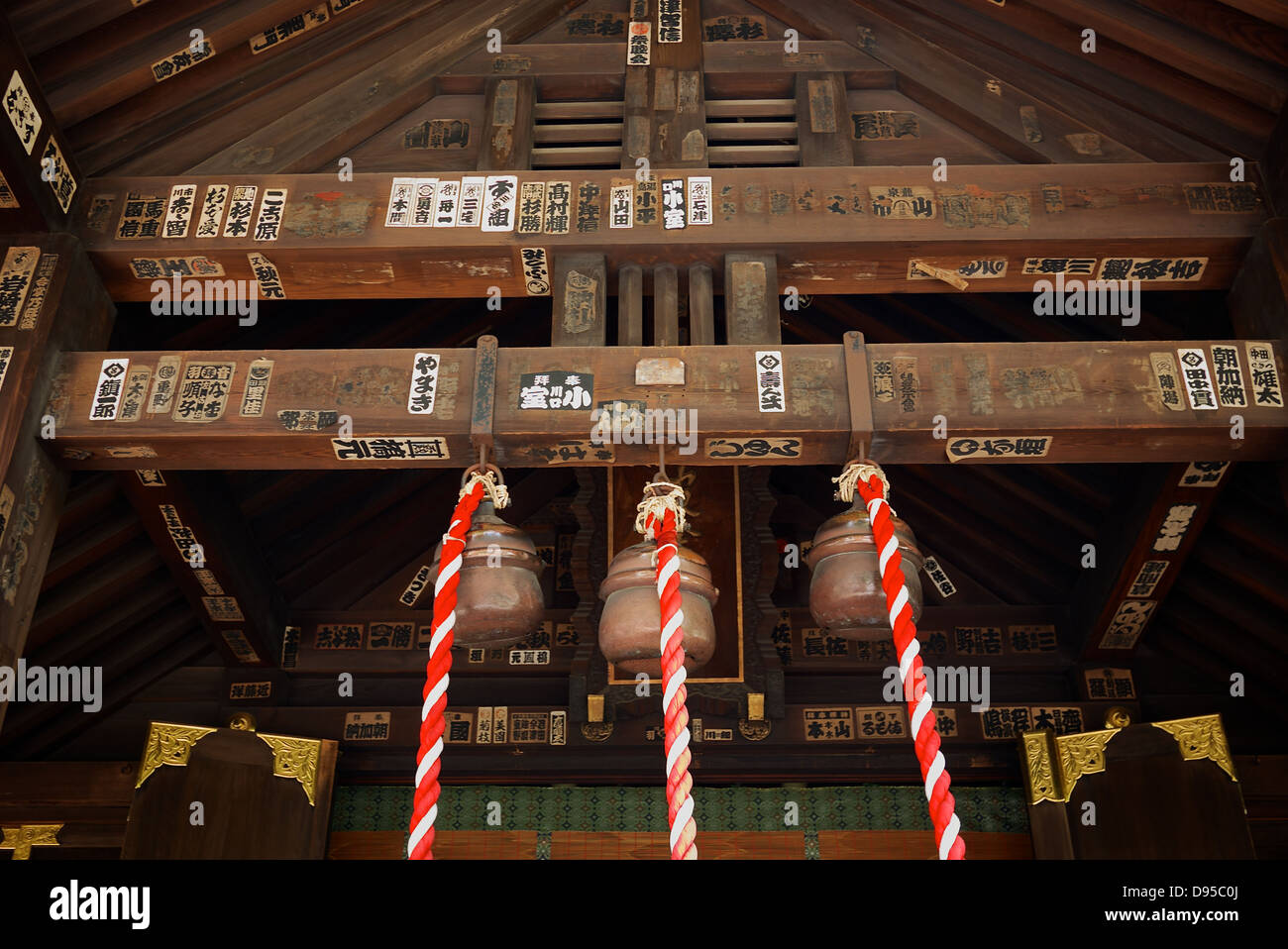 Senjafuda Aufkleber und Suzu Glocken an der Namiyoke Inari Schrein, Tsukiji-Fischmarkt, Tokio Stockfoto