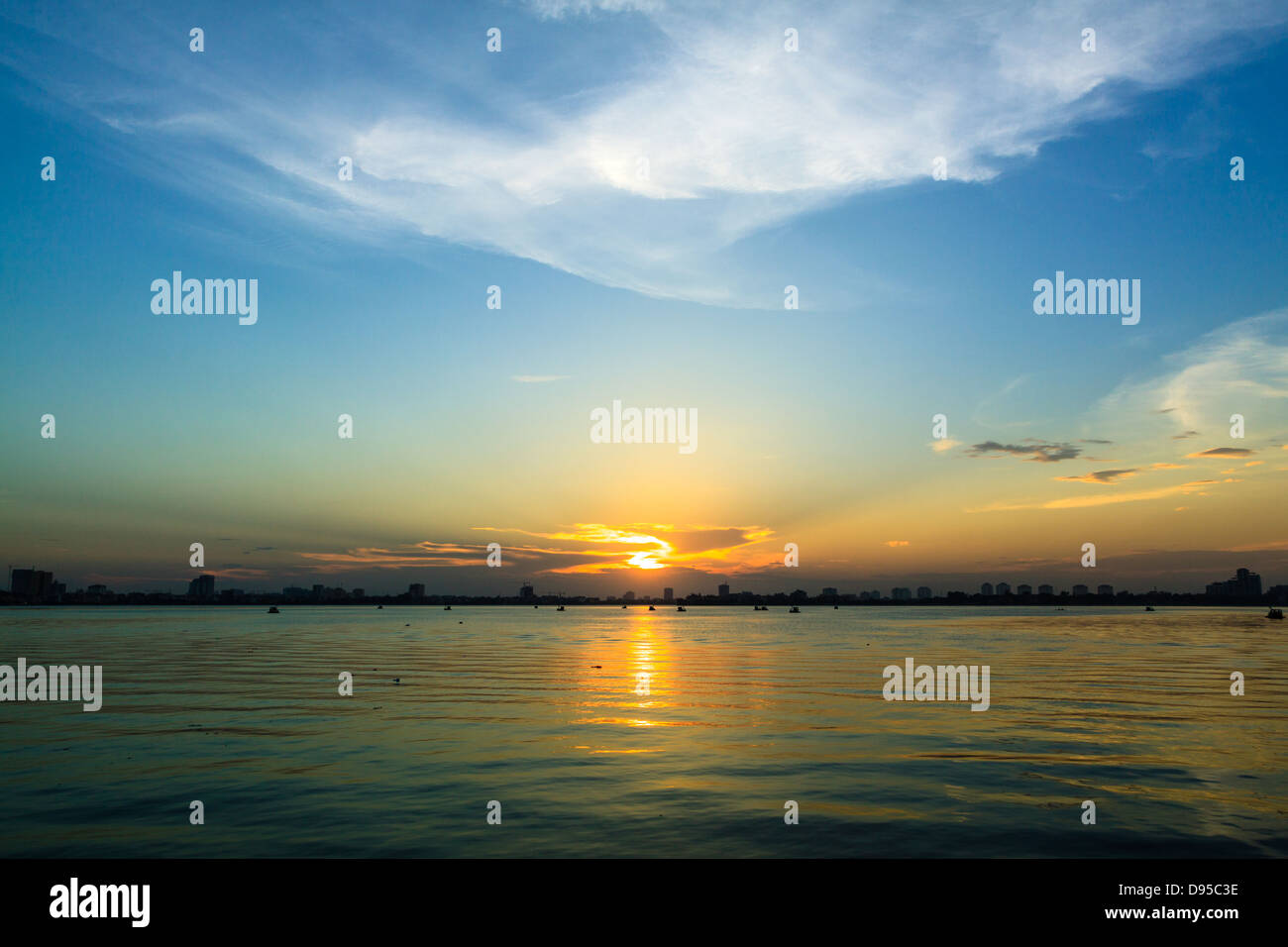 Sonnenuntergang am Westsee (Hanoi - Vietnam) Stockfoto