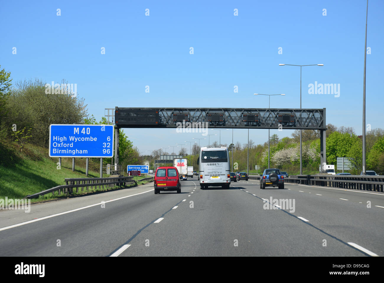 M40 Autobahn bei Ausfahrt 1, Buckinghamshire, England, Vereinigtes Königreich Stockfoto
