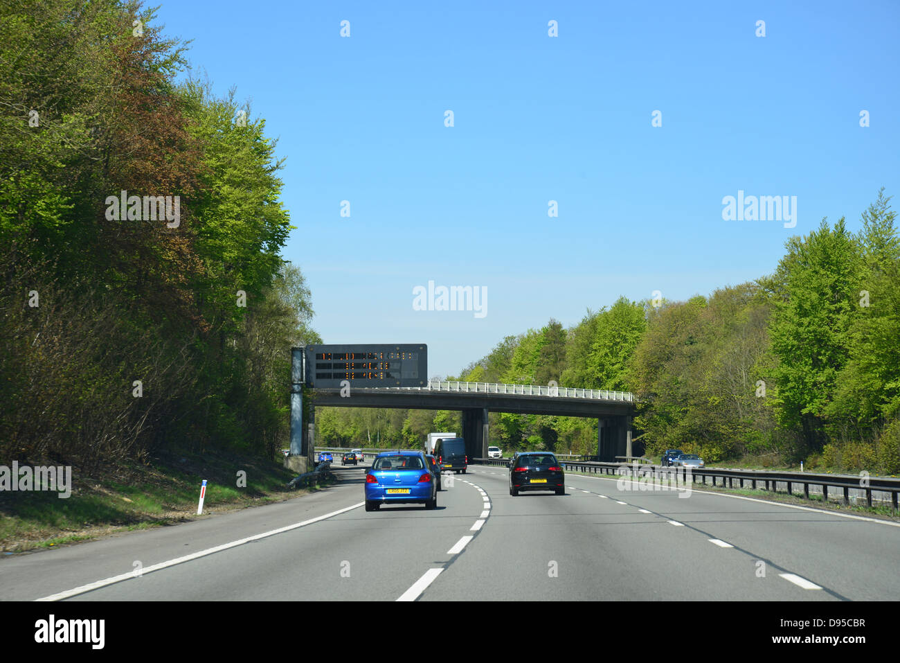 M40 Autobahn in der Nähe von Junction 5, Buckinghamshire, England, Vereinigtes Königreich Stockfoto