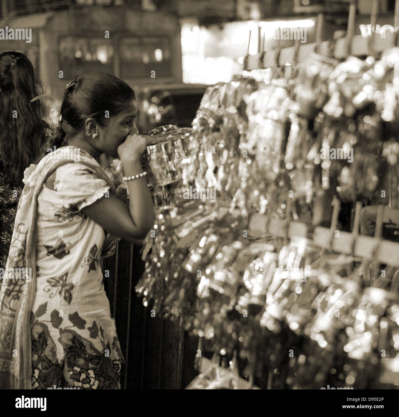 Sich Gedanken über die Zukunft. Ein Mädchen, die Laternen in Indien auf einem Flohmarkt zu verkaufen Stockfoto