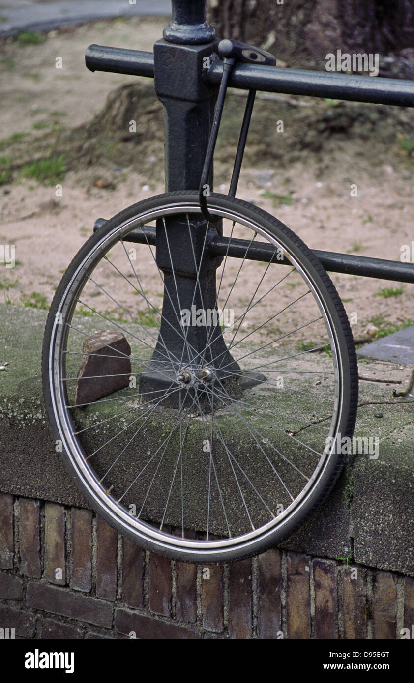 Fahrraddiebstahl - nur das Vorderrad und die Sperre bleibt. Amsterdam, Niederlande. Stockfoto