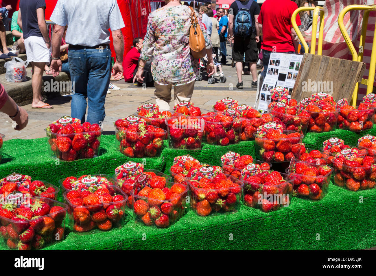 Erdbeeren auf Markt stall in Durham, England, Vereinigtes Königreich Stockfoto