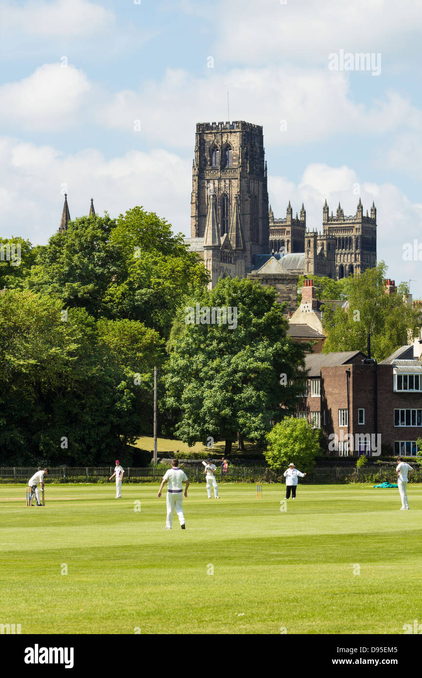 Cricket-Match auf der Pferderennbahn in Durham mit Durham Kathedrale im Hintergrund. Durham, England, Vereinigtes Königreich Stockfoto