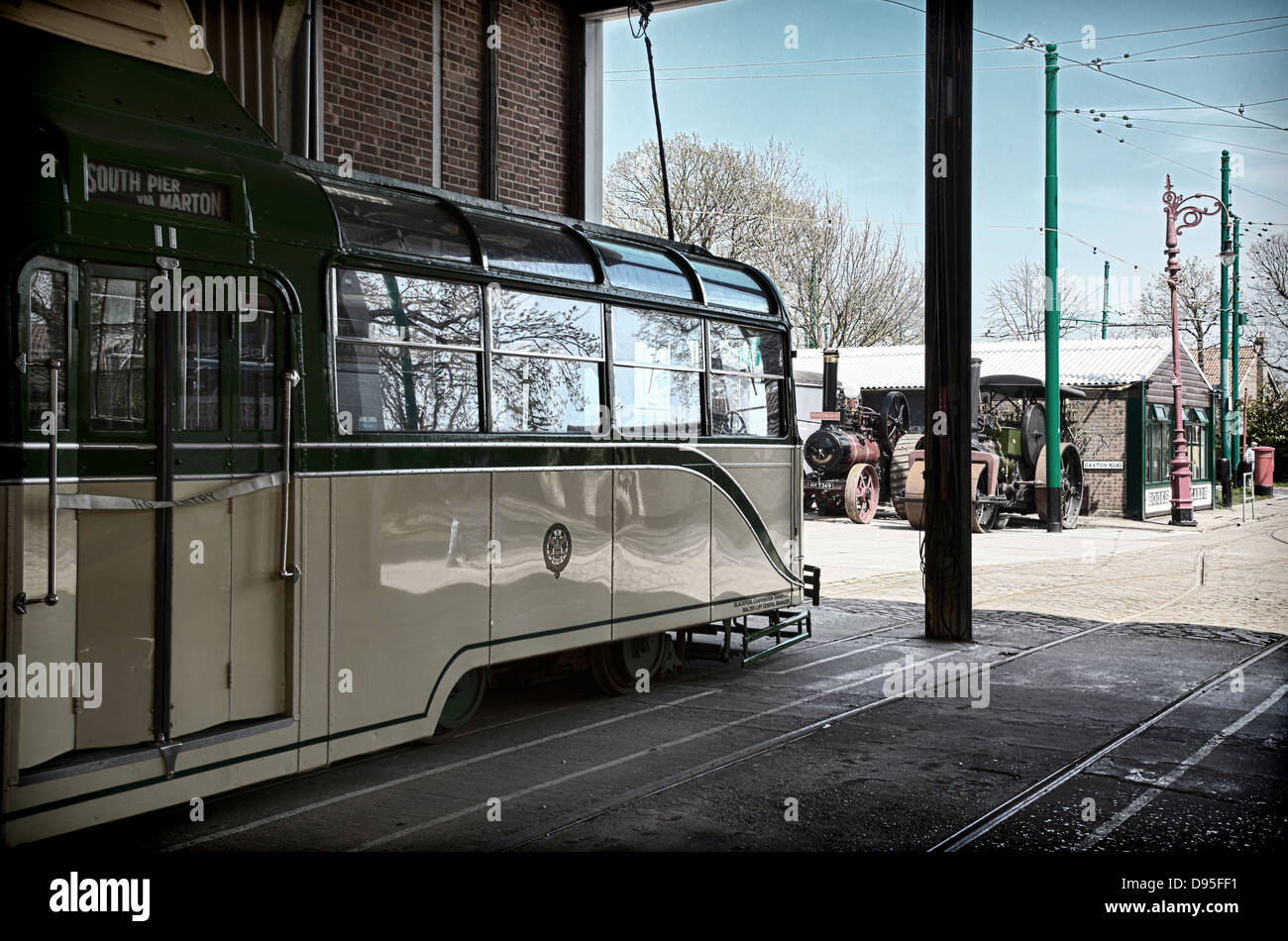 1939 English Electric Marton VAMBAC Railcoach Blackpool 11 in der Garage an der East Anglia Transport Museum, Suffolk, UK. Stockfoto
