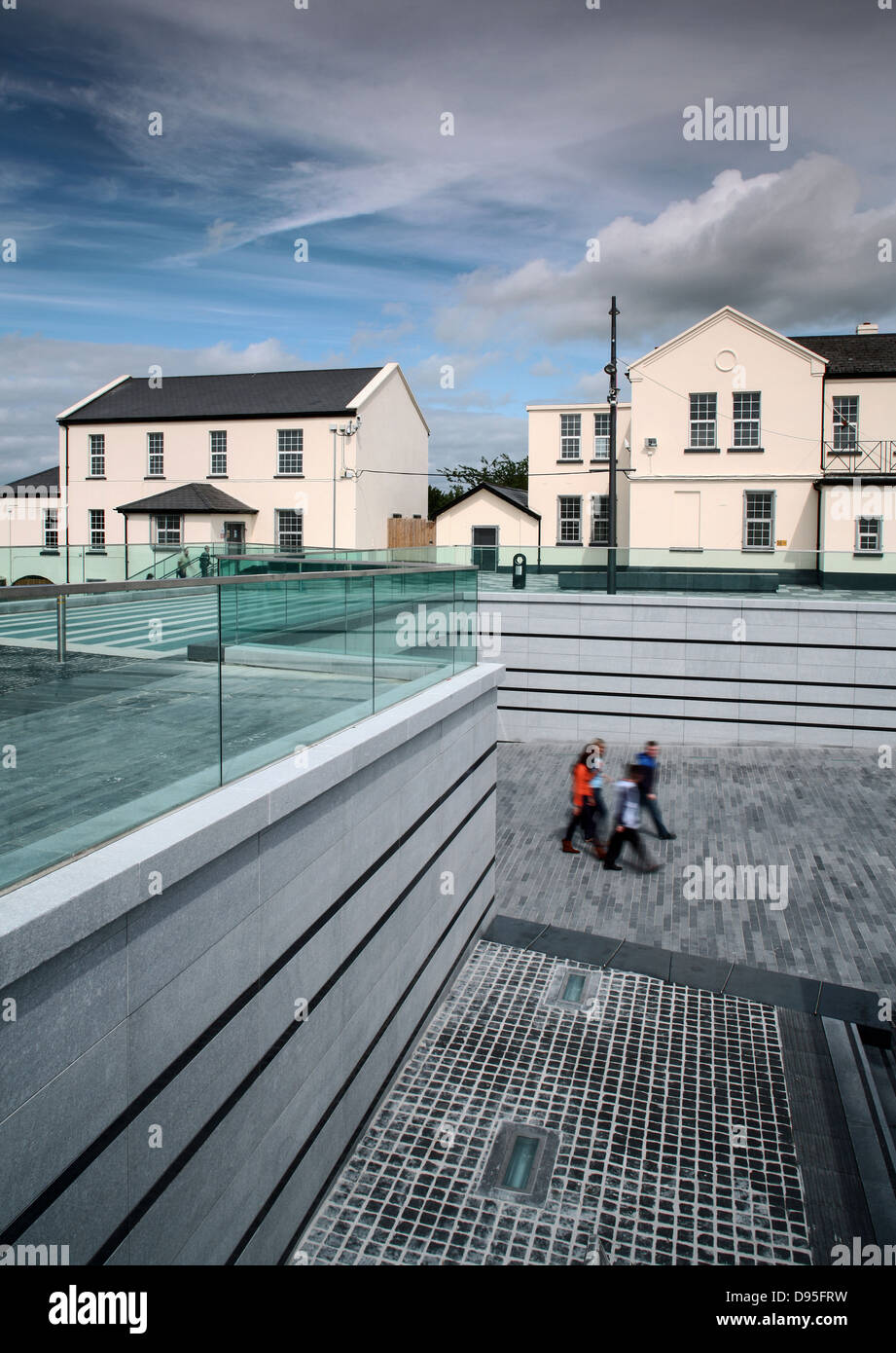 Menschen zu Fuß in Ebrington Square Londonderry UK Stockfoto