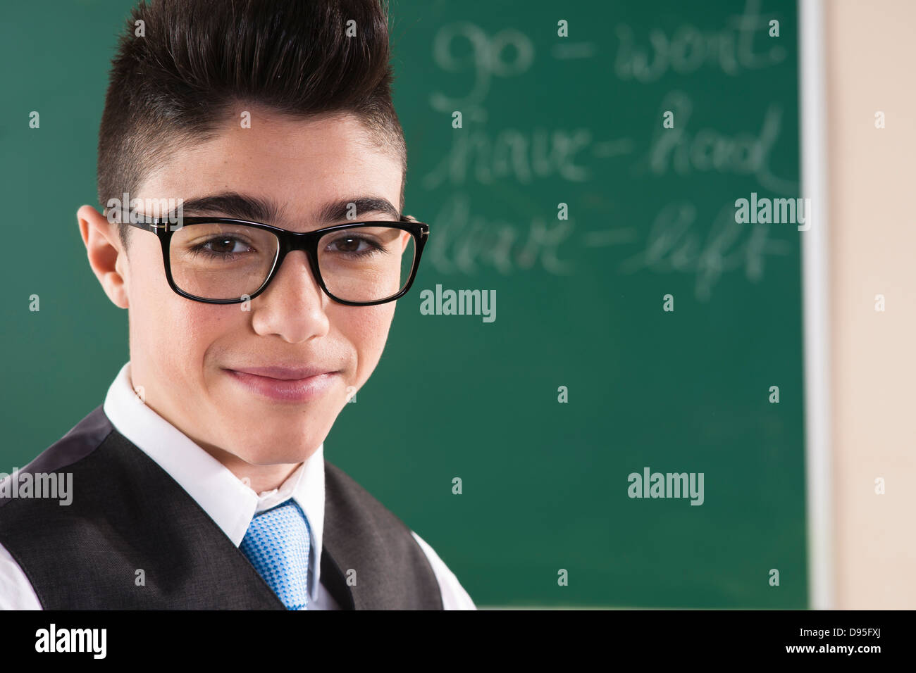 Close-up Portrait von Boy vor Tafel im Klassenzimmer Stockfoto