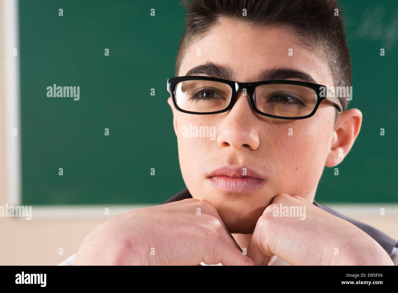 Close-up Portrait eines jungen mit Brille im Klassenzimmer Stockfoto