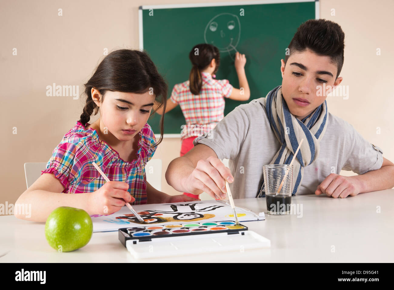 Kinder malen und zeichnen im Klassenzimmer Stockfotografie - Alamy
