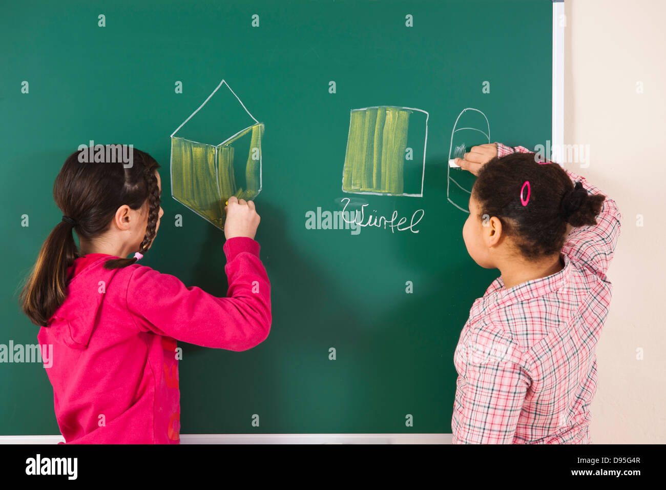 Mädchen, die Zeichnung an der Tafel im Klassenzimmer, Baden-Württemberg, Deutschland Stockfoto