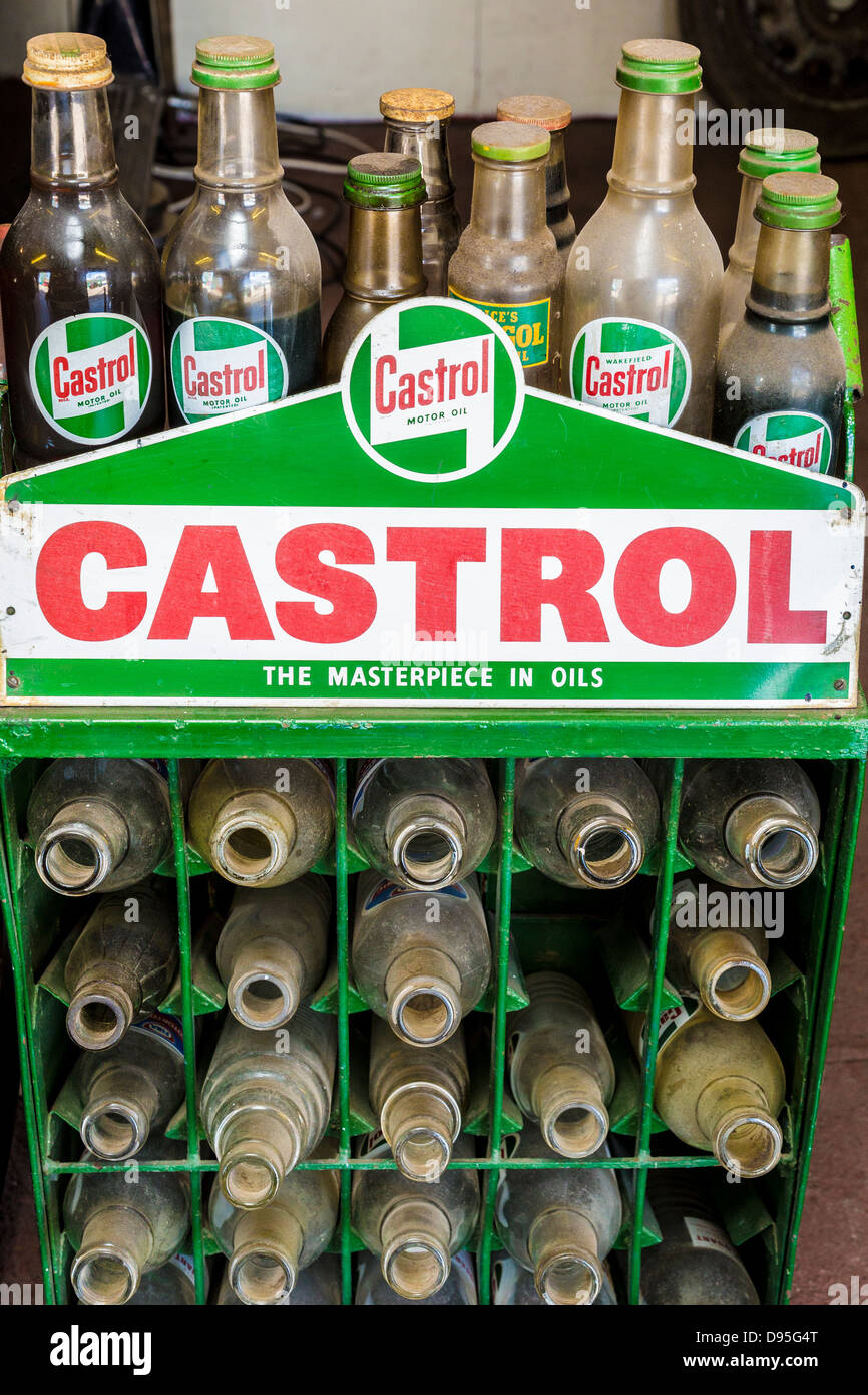 Vintage Castrol Öl Flaschenregal. Stockfoto