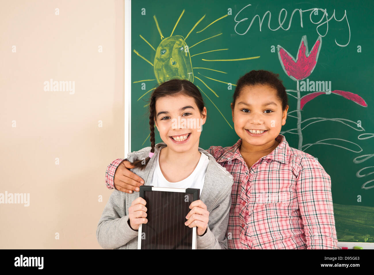 Mädchen lernen über Alternative Energien im Klassenzimmer, Baden-Württemberg, Deutschland Stockfoto