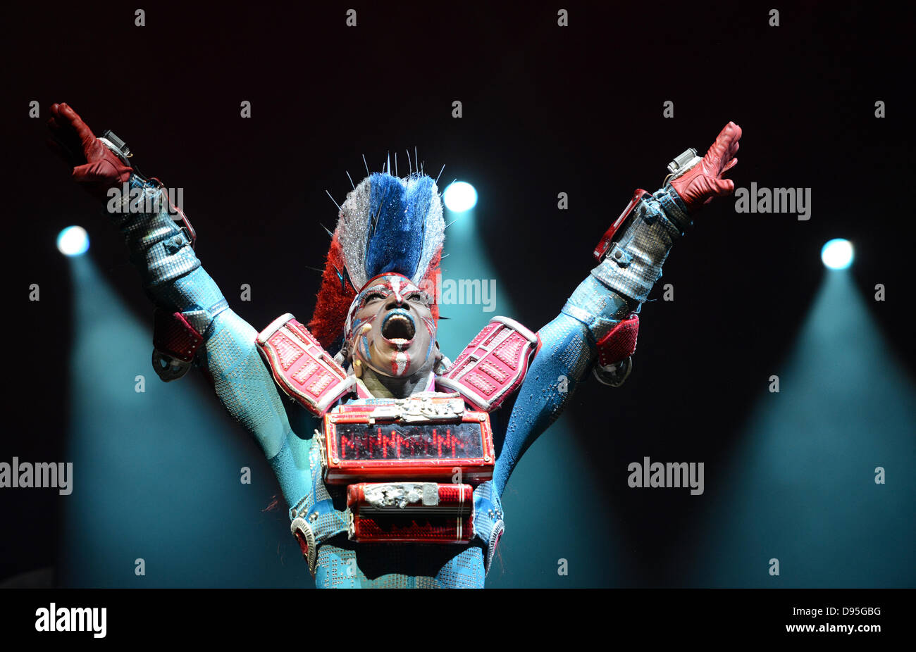 Dpa-exklusiv - Actress Mykal Rand (C) spielt die Rolle des Electra, führt in das musical "Starlight Express" in Bochum, Deutschland, 28. Mai 2013. Das musical "Starlight Express" feiert sein 25-jähriges Jubiläum in Bochum. Foto: Caroline Seidel Stockfoto