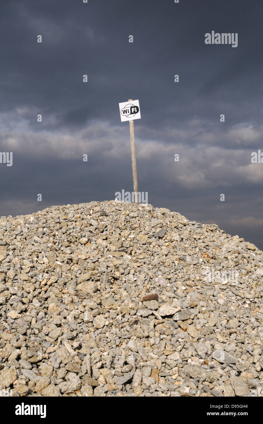 Schild mit WiFi auf Haufen von Steinen, Frontignan, Herault, Frankreich Stockfoto
