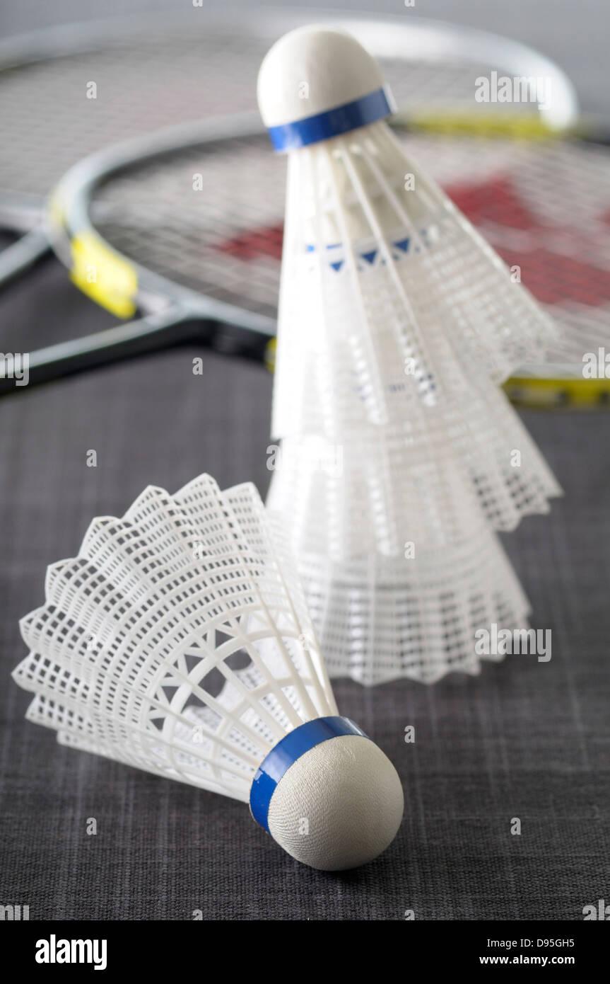 Nahaufnahme von Badminton Birdies und Schläger Stockfoto