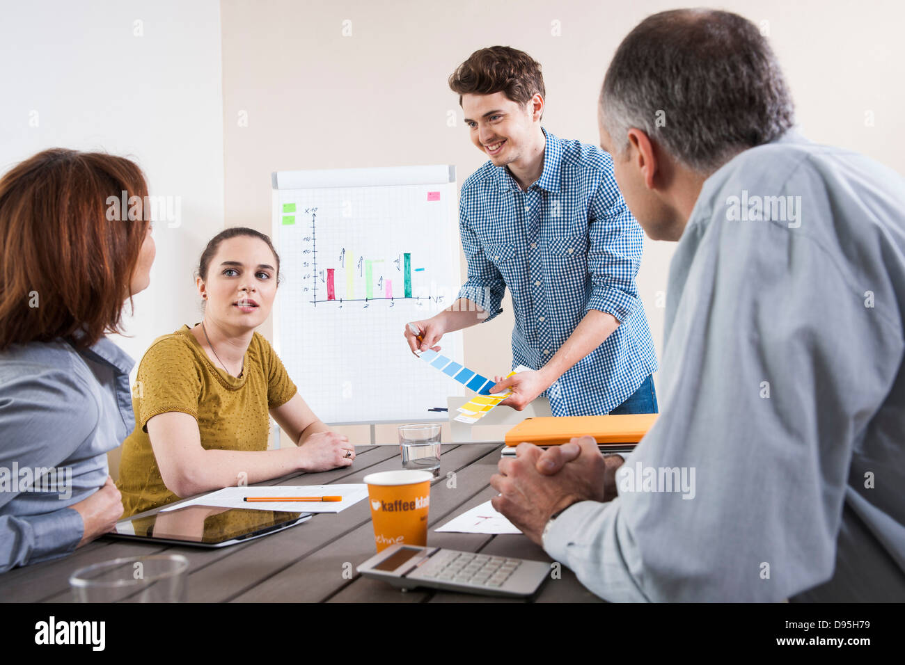 Business-Leute arbeiten und treffen sich in Büro, Blick auf Farbfelder Stockfoto