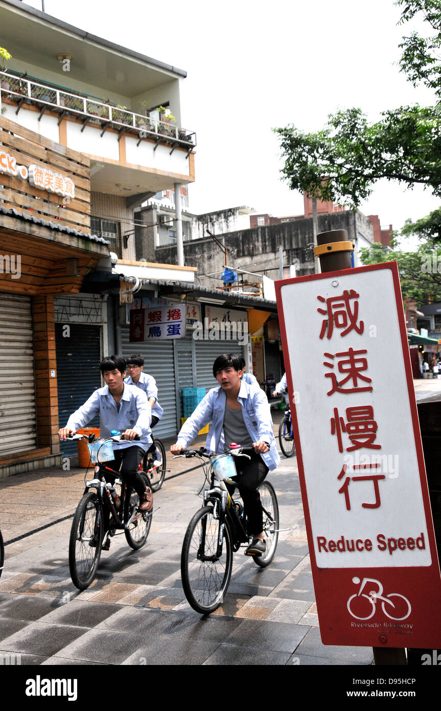 Straßenszene verringern Geschwindigkeit Zeichen Danshui-Taiwan Stockfoto