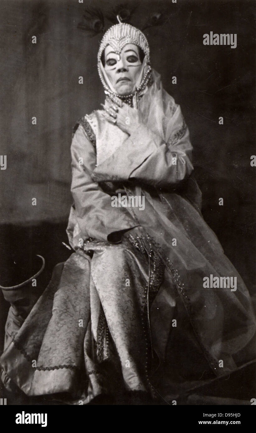 Bertholt Brecht (1898-1956), deutscher Dramatiker und Dichter. Die Produktion seines Stückes "Der kaukasische Kreidekreis" durch das Berliner Ensemble. Helene Weigel als Frau des Gouverneurs. Stockfoto