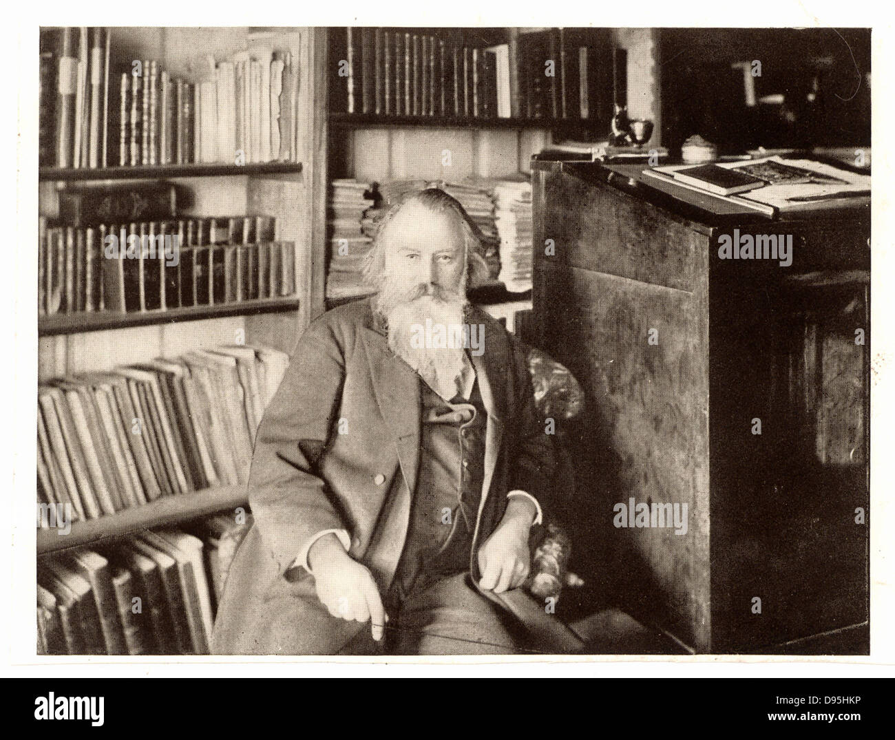 Deutschen Komponisten Johannes Brahms (1833-1897), in seiner Bibliothek.  Aus einem Foto. Halbton. Stockfoto