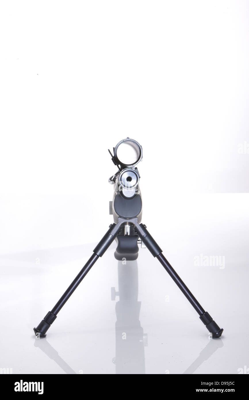 Scharfschützengewehr schwimmend auf weißem Hintergrund Stockfoto