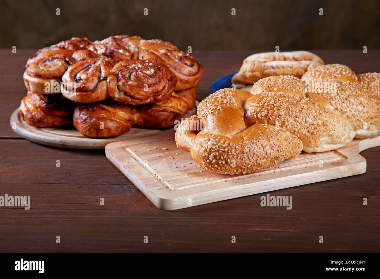Stillleben mit Brot und Kuchen auf einem Küchentisch Stockfoto