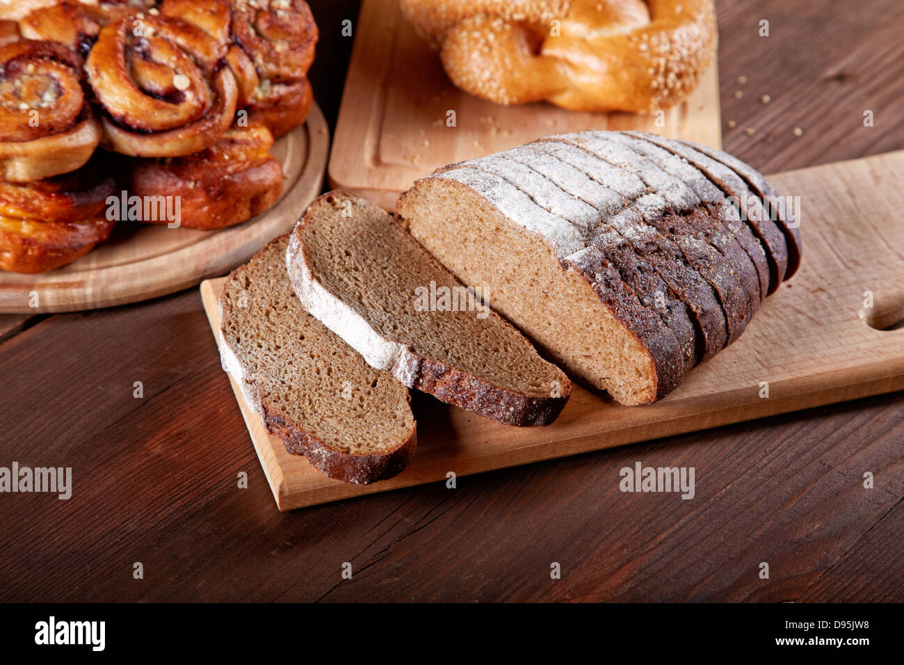 Stillleben mit der geschnittenen Brot und Brötchen Stockfoto