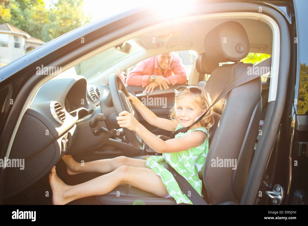 Kleines Mädchen sitzt im Fahrersitz Auto tragen Sicherheitsgurt