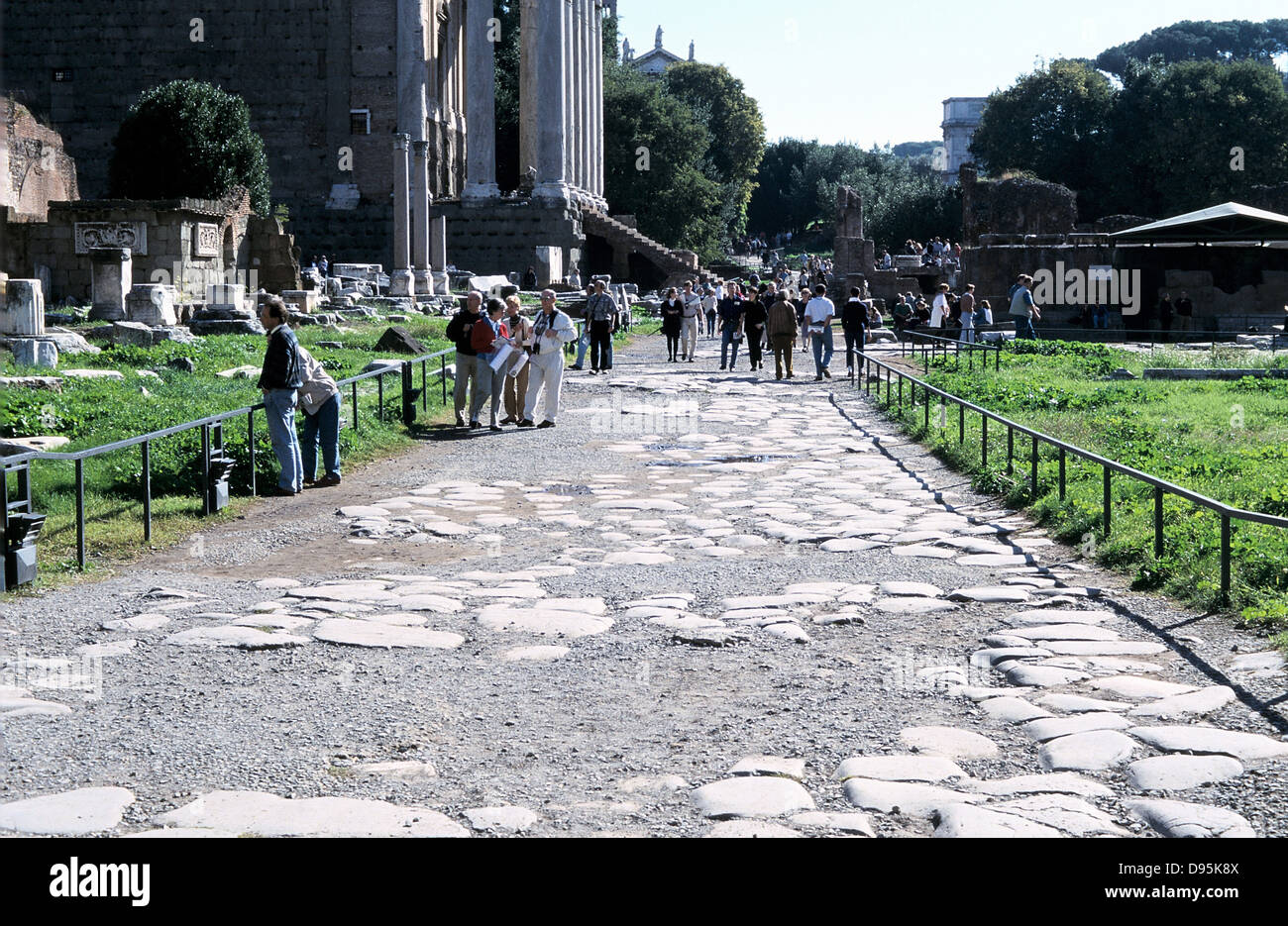 Überreste einer antiken römischen gepflasterte Straße. Foto Stockfoto