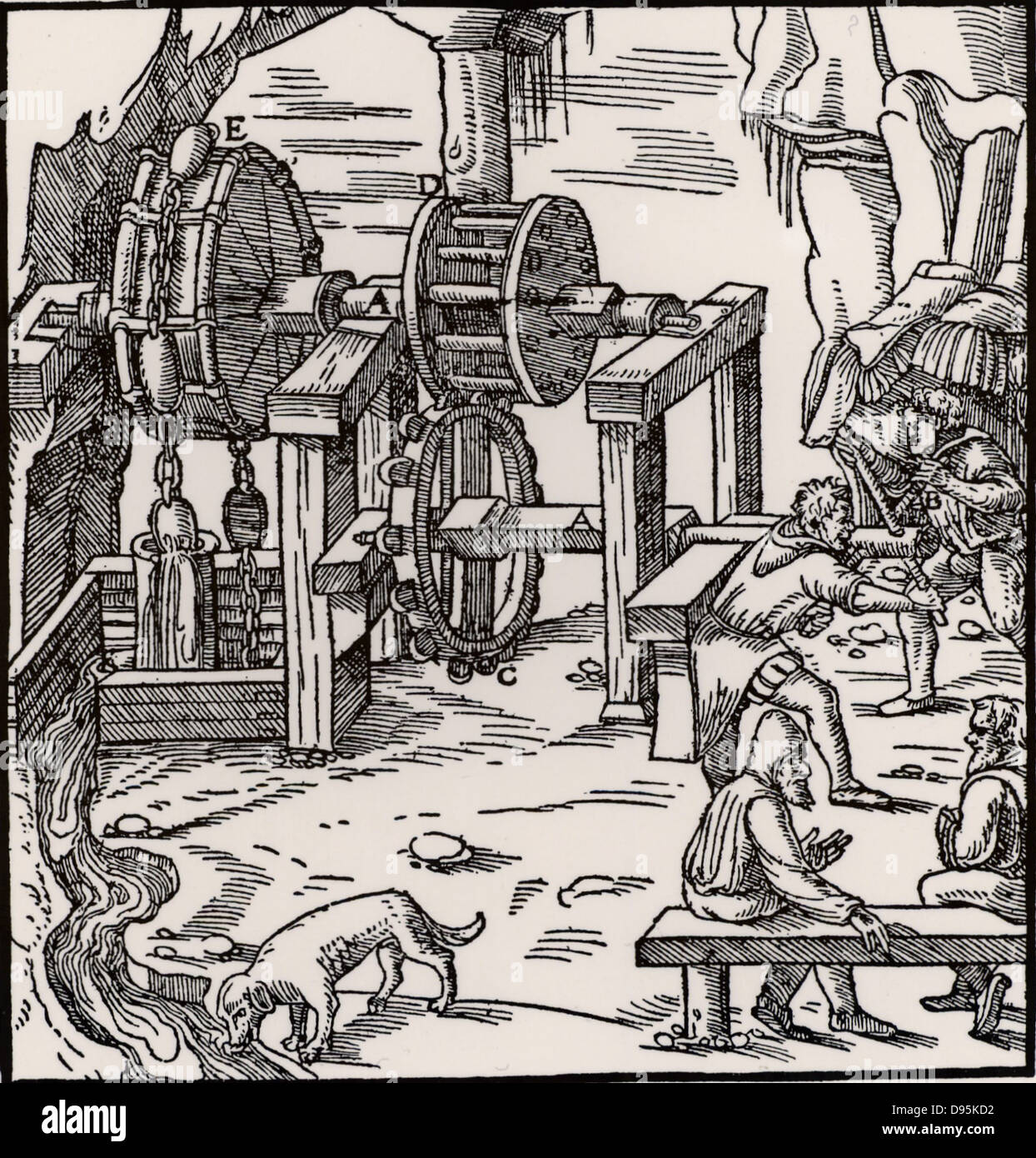 Rag-Kette und Pumpe verwendet wird Wasser aus einer Mine zu heben. Zwei Männer drehen sich die Drive-Welle, auf der montiert ist ein Stirnrad, die Überweisungen an die Pumpe durch eine Laterne, D. Neben der Kette der "Lappen", die fast alle das Material in der Mechanismus, der verwendet wird, ist Holz. Von "De re Metallica", die von Agricola, Pseudonym von Georg Bauer (Basel, 1556). Holzschnitt. Stockfoto