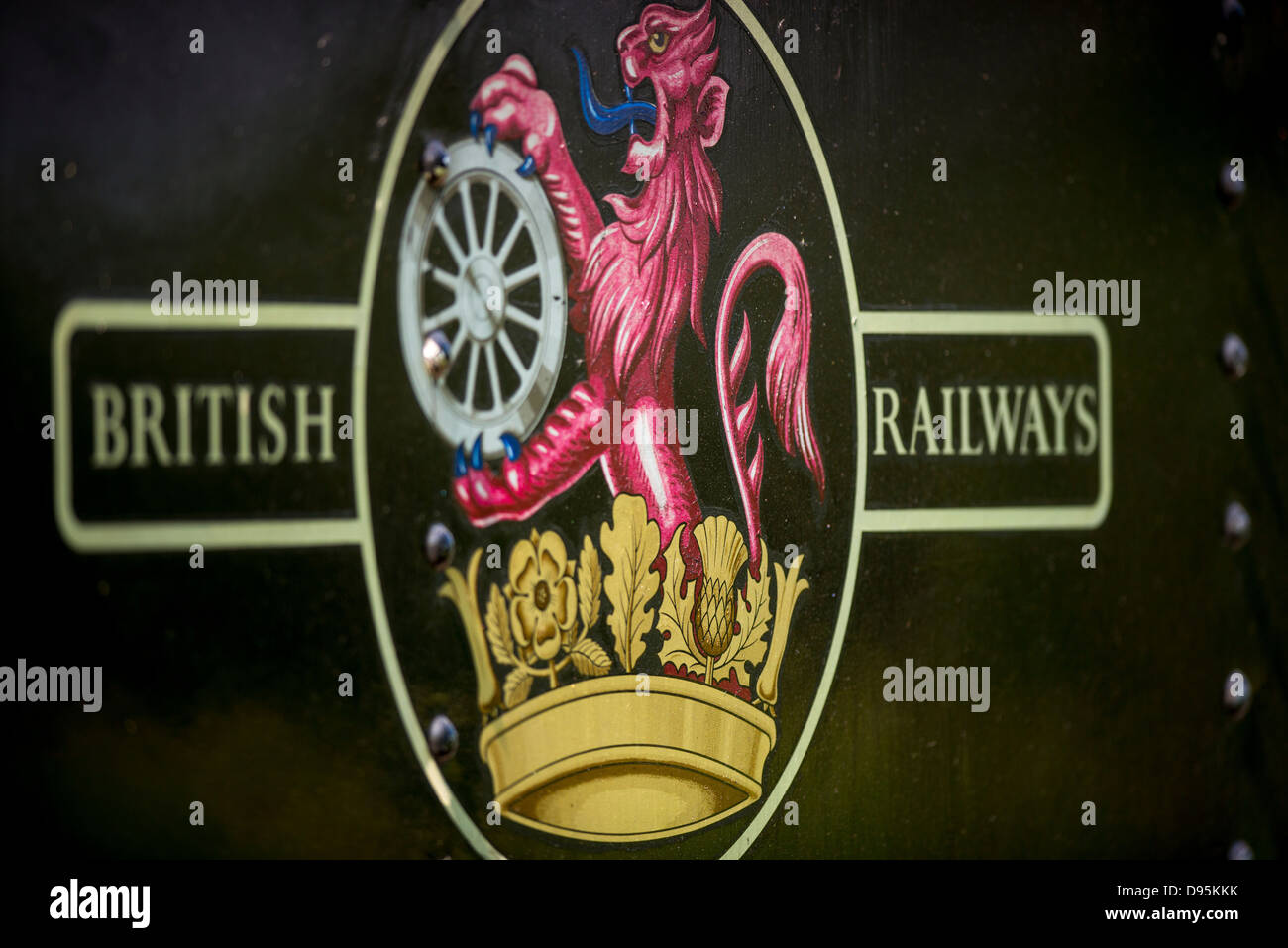 Ein British Railways Wappen gemalt auf einem Motor an der Bluebell Railway in East Sussex, UK. Stockfoto