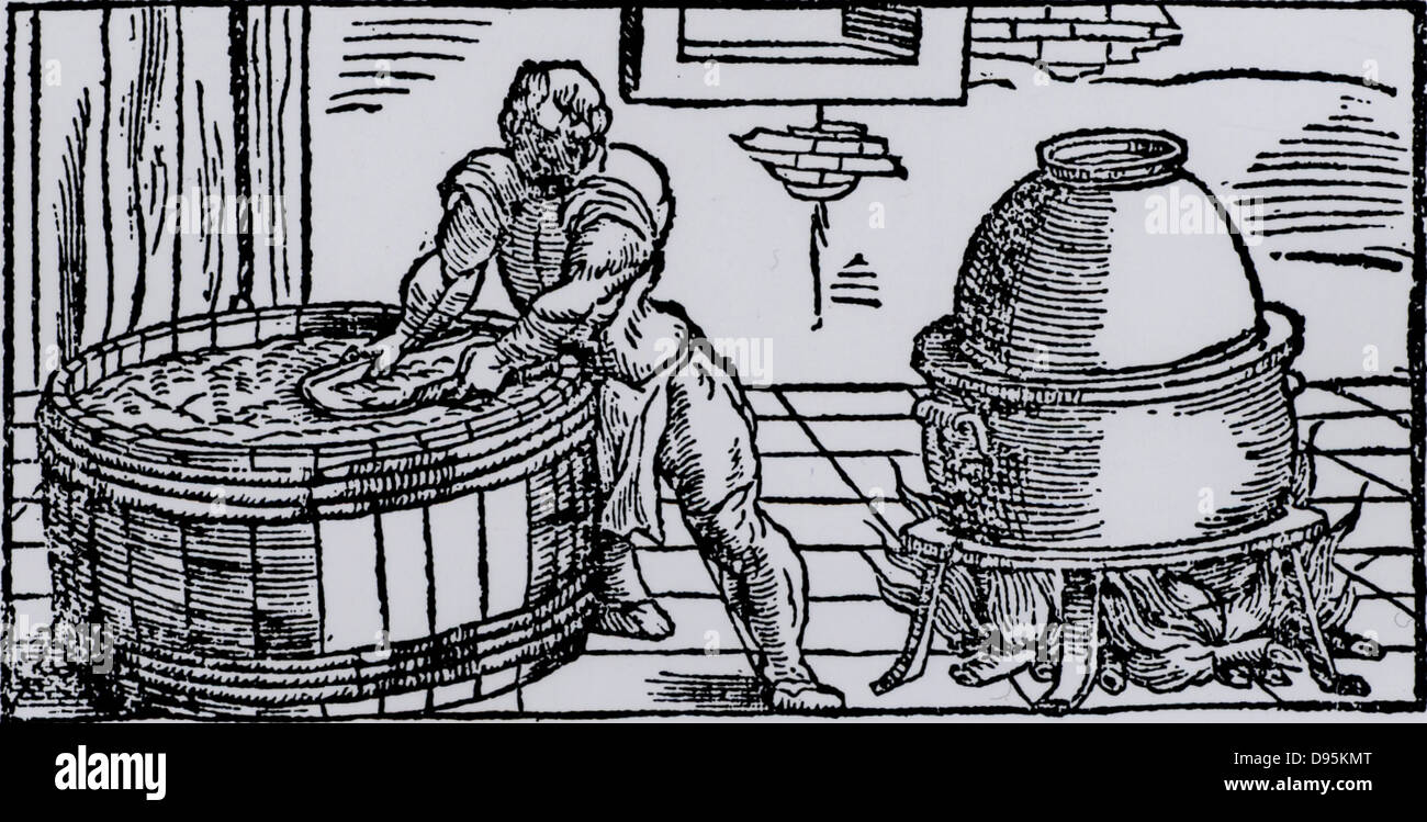 Quecksilber. Extrahieren von Quecksilber aus Erz, indem Sie Erz durch Sand und Asche in einem Tontopf auf Ständer mit einem Feuer unter. Das Quecksilber wurde von der Unterseite des Topfes nach dem Abkühlen abgerufen. Von 'De la pirotechnia' von vannoccio Biringuccio (Venedig, 1540). Stockfoto
