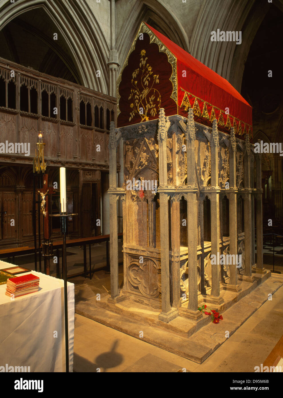 Restaurierte mittelalterliche (C14th) Purbeck-Marmor-Schrein von St. Alban und Eiche beobachten Galerie in das Pfarrhaus von St. Albans Kathedrale Stockfoto