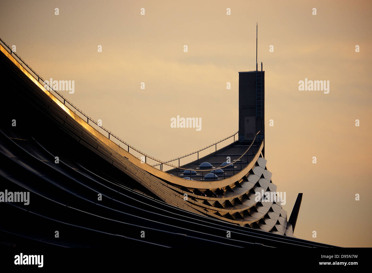 Vergrößern der Aussetzung Dach das Yoyogi National Gymnasium in das Abendrot golden Stockfoto