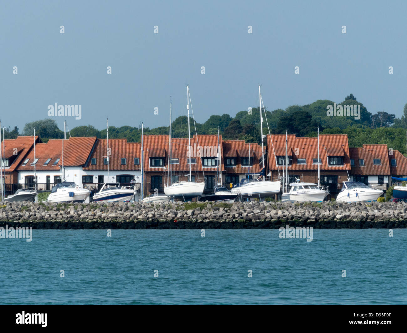 Southampton Water mit Hythe Marina Dorf Hintergrund Stockfoto