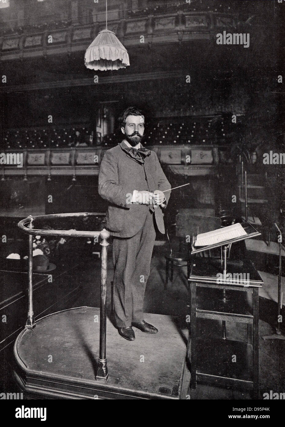 Henry Joseph Holz (1869-1944), englischer Dirigent. Holz am Dirigentenpult im Queen's Hall, London, 1903. Im Jahr 1895 übernahm er die Leitung der Promenade Konzerte an der Queen's Hall und in dieser Funktion für die nächsten 50 Jahre weiter. Nach der Zerstörung der Queen's Hall in den Londoner blitz 1941 die Saison der Promenade Konzerte in der Royal Albert Hall, Kensington, wo Sie noch weiter. Stockfoto