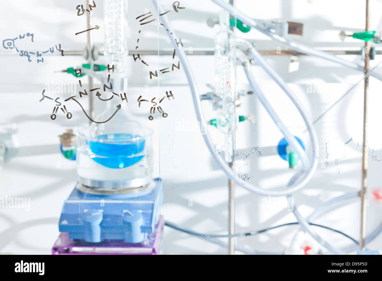 Deutschland, blaue Flüssigkeit in Kolben im chemischen Labor Stockfoto