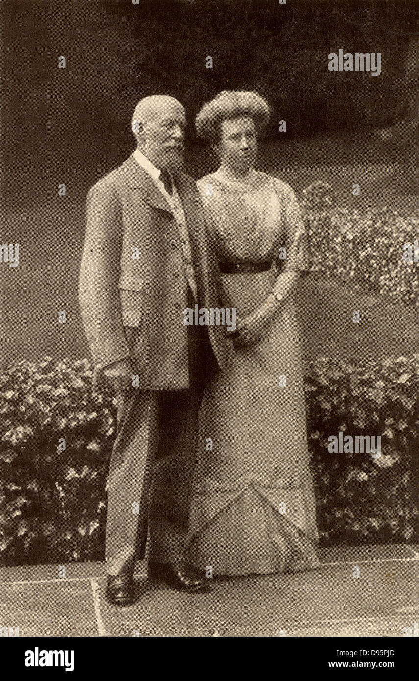 George Cadbury (1839-1922) mit seiner Frau Elizabeth 1913 im Zeitpunkt ihrer Silbernen Hochzeit. Englisch Quaker Unternehmer und Sozialreformer, der mit seinem Bruder Richard, über Schokolade Geschäft ihres Vaters im Jahr 1861 übernahm. Im Jahr 1866 waren sie der erste in Großbritannien Kakao als Getränk zu verkaufen. Im Jahre 1879 zog die Firma in Bournville, Birmingham. Von "Das Leben von George Cadbury" durch AG Gardiner (London, 1923). Stockfoto