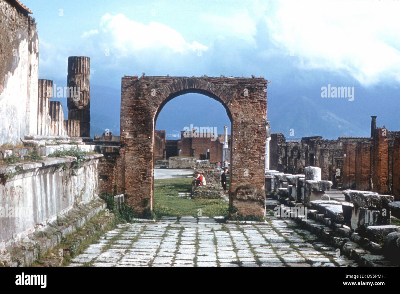 Alten Rom: Pompeji. Bogen und gepflasterten Gehweg. 1. Jahrhundert n. Chr. Stockfoto