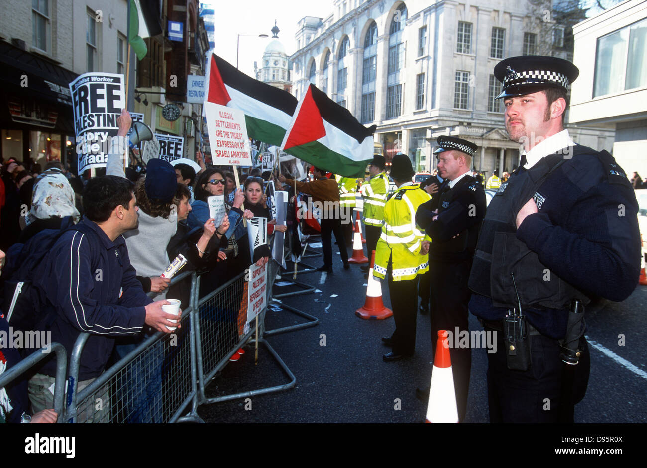 Demo außerhalb der israelischen Botschaft in London gegen die Einfälle in palästinensisches Gebiet, 6. April 2002, London, UK. Stockfoto