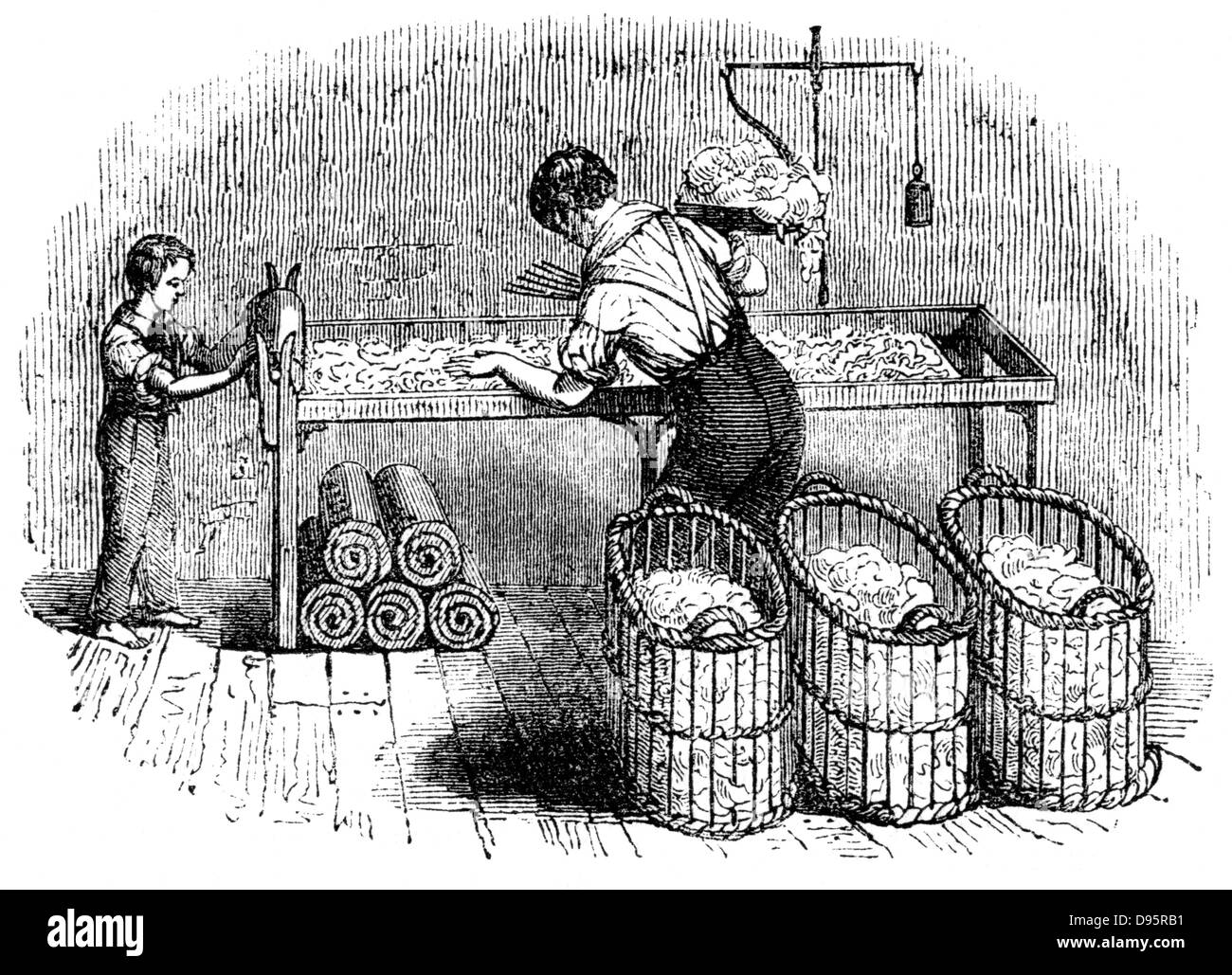 Die Baumwolle in 'runden', so dass er in die Karde in einem einheitlichen Beträge in die Tat umgesetzt werden könnten. Im Vordergrund Körbe aus Baumwolle, die durch den Gin wurden Samen und separate Fasern zu entfernen. Auf der rechten Seite an der Rückseite der Rücksitzbank, Balance für das Wiegen von Baumwolle. Unter der Sitzbank sind 'runden' bereit für Krempel. Nach 'Hand' mit junge Assistentin. Von Charles Tomlinson' der nützlichen Künste und produziert von Großbritannien "London c 1845. Stockfoto