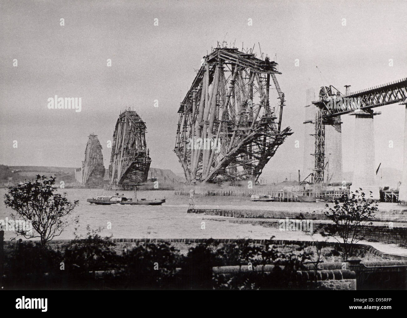 Forth Eisenbahnbrücke aus Süd-ost, c 1890, Schottland. Die teilweise Brücke aus dem Westen, im Oktober 1888. Diese Brücke gesehen, für die North British Railway Company erbaut, wurde im Jahr 1882 begonnen und am 4. März 1890 eröffnet. Benjamin Baker (1840-1907) der Ingenieur. William Arrol (1839-1913) der Hauptauftragnehmer. Der Stahl für die Träger wurde die durch die Siemens-Martin-Verfahren hergestellt. Foto. Stockfoto