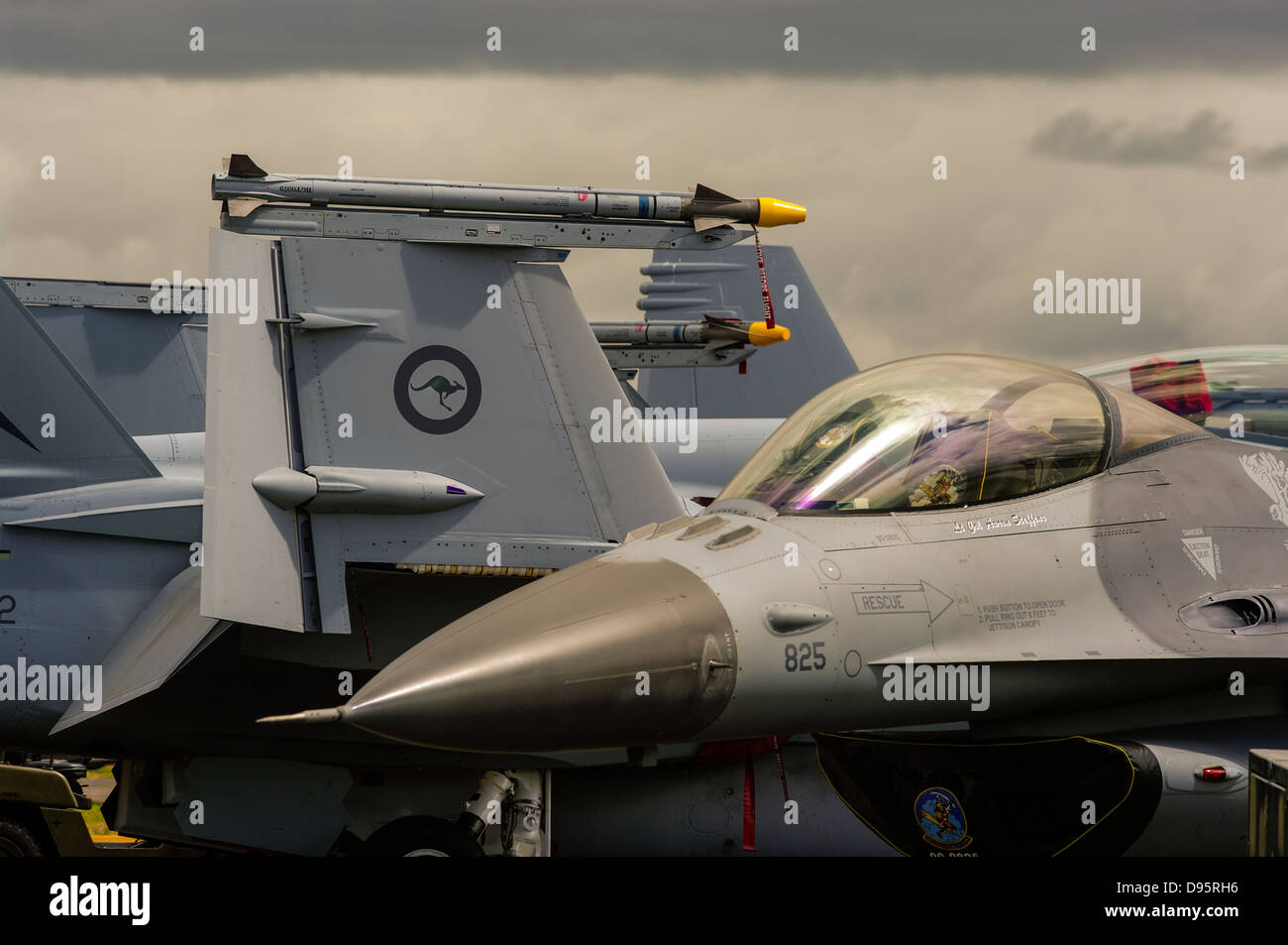 Nahaufnahme einer RAAF F-18 Hornet und ein USAF F-16 Fighting Falcon Kampfjet. Stockfoto