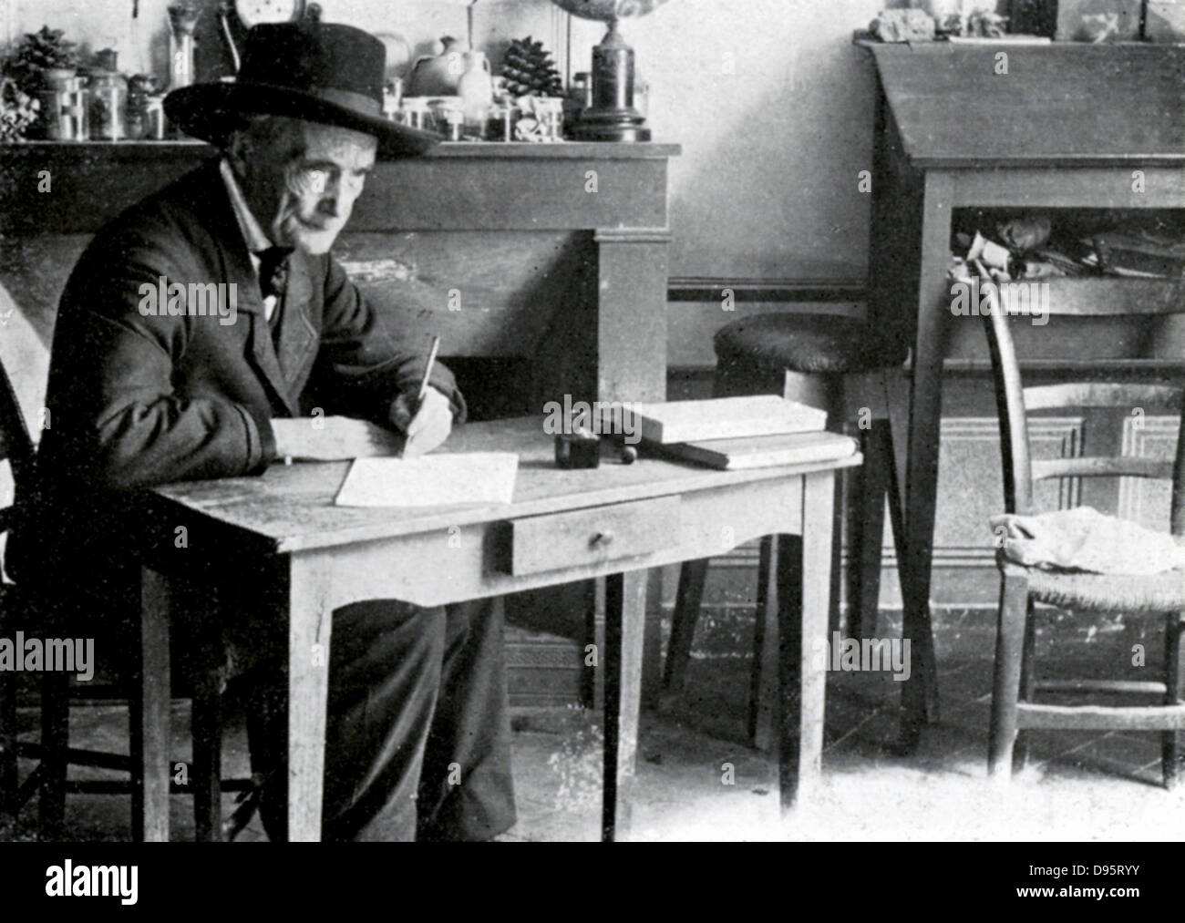 Jean-Henri Fabre (1823 – 1915) französischer Entomologe an den kleinen Tisch in seinem Arbeitszimmer in Serignan. Stockfoto