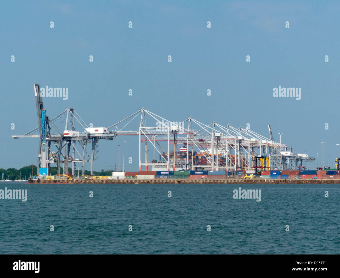 Southampton-Container-Hafen große Terminal handling Schiffe Krane Fracht Export Import Dock Kai Kai riesige große massiv ta Stockfoto