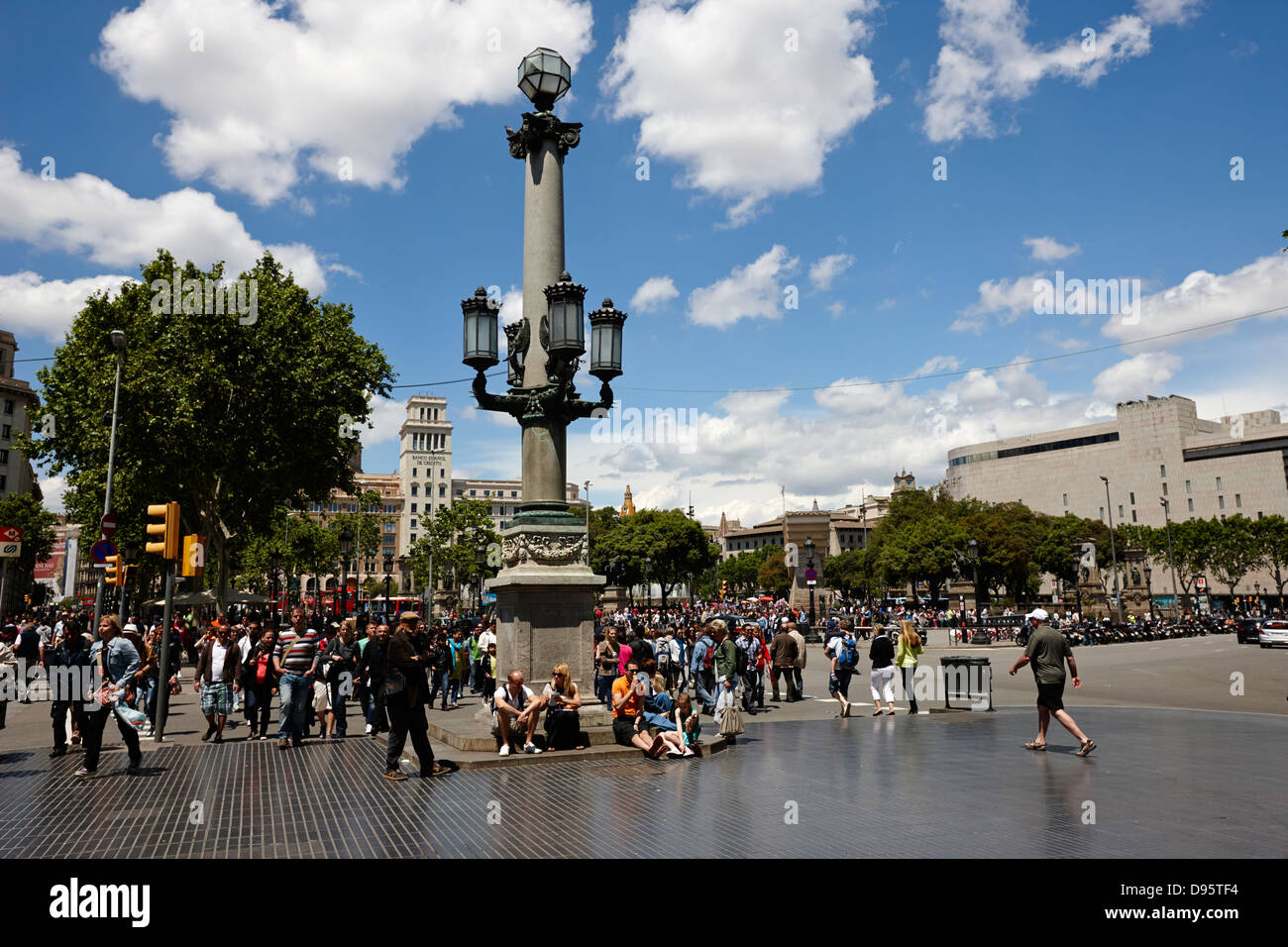 Menschen, die zu Fuß über beschäftigt Fußgängerüberweg Placa de Catalunya Barcelona Katalonien Spanien Stockfoto