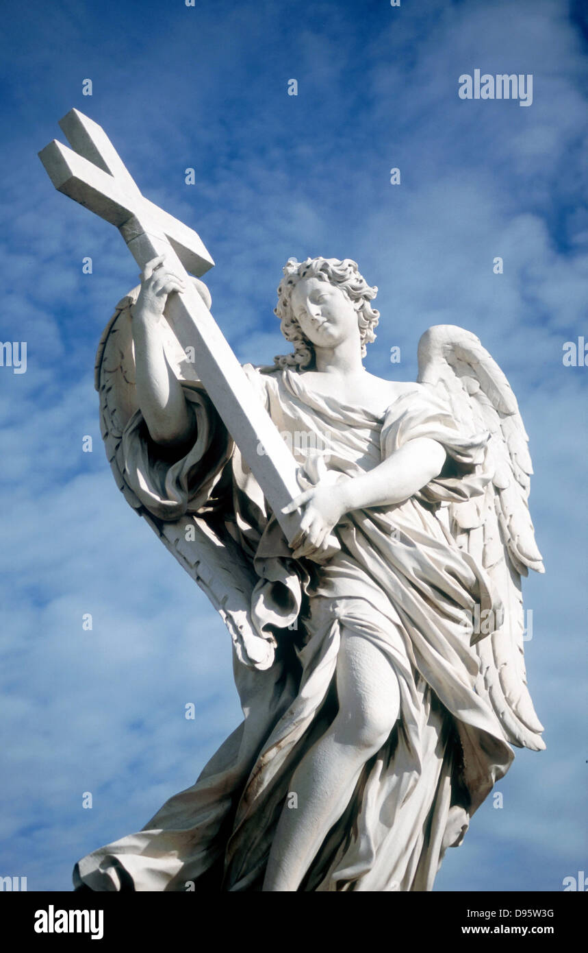 Engel mit Kreuz. Von Brücke gegenüberliegenden Castel St. Angelo, Rom, Italien. Stockfoto
