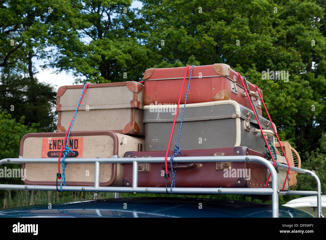 Alten Stil gestaltet Gepäck Koffer auf Auto Dachgepäckträger Stockfoto