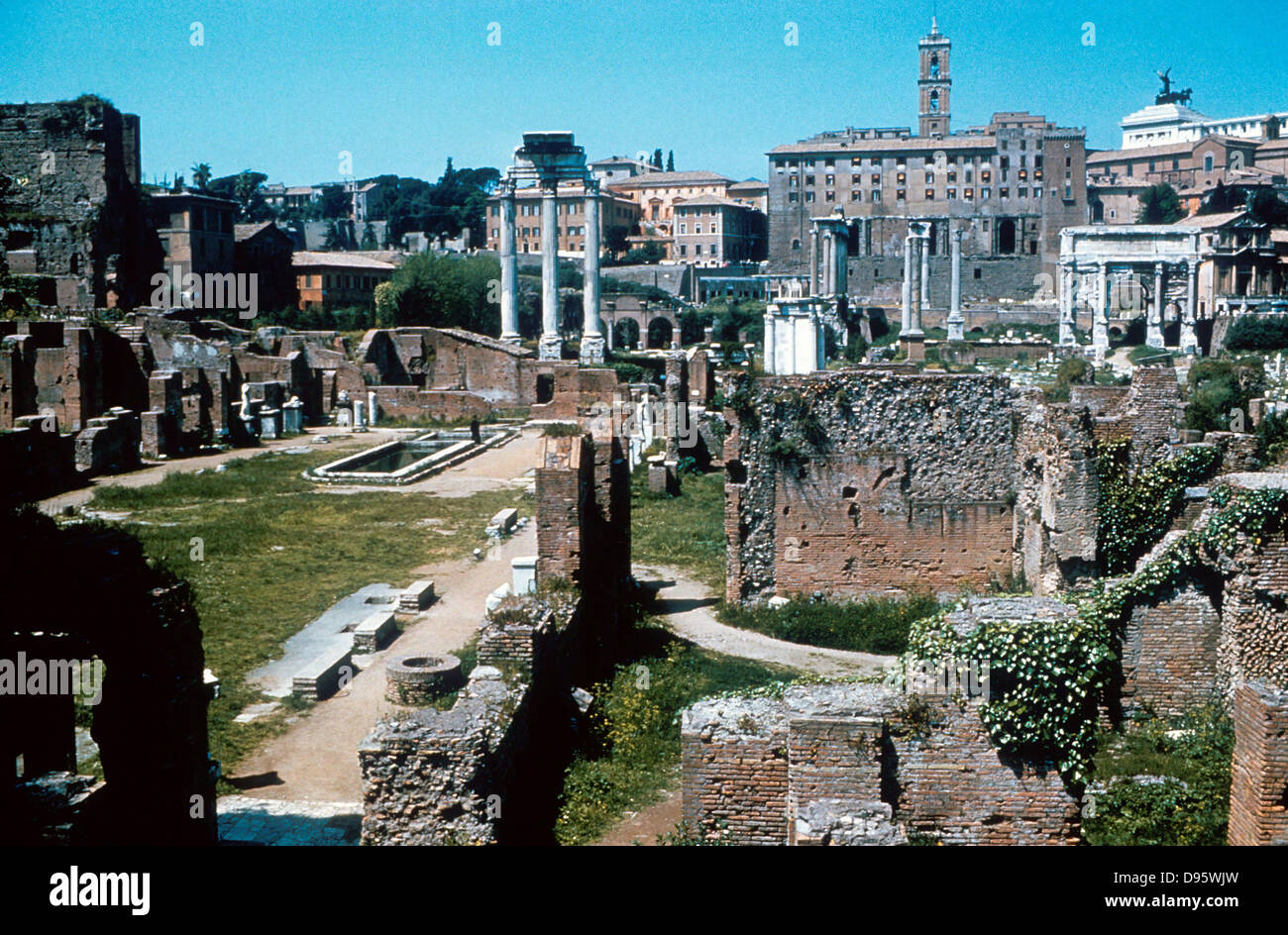 Ruinen des Forum in Rom mit dem Haus der Vestalinnen auf linken Seite. Stockfoto